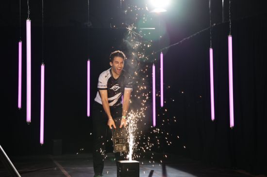 LOL世界冠军因抽象理由被大学退学引发观众共鸣